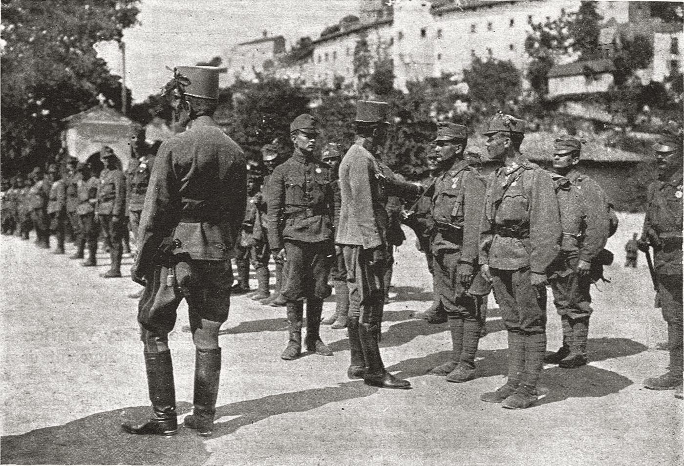 Împăratul decorează ofițeri și soldați ai regimentului după a zecea bătălie de pe Isonzo, 1917. Din albumul 61 in Waffen.