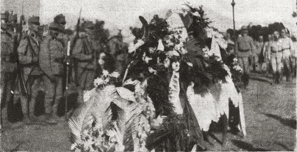 Înmormântarea sergentului Franz Metzger, primul căzut al Regimentului 61, august 1914. Din albumul 61 in Waffen.